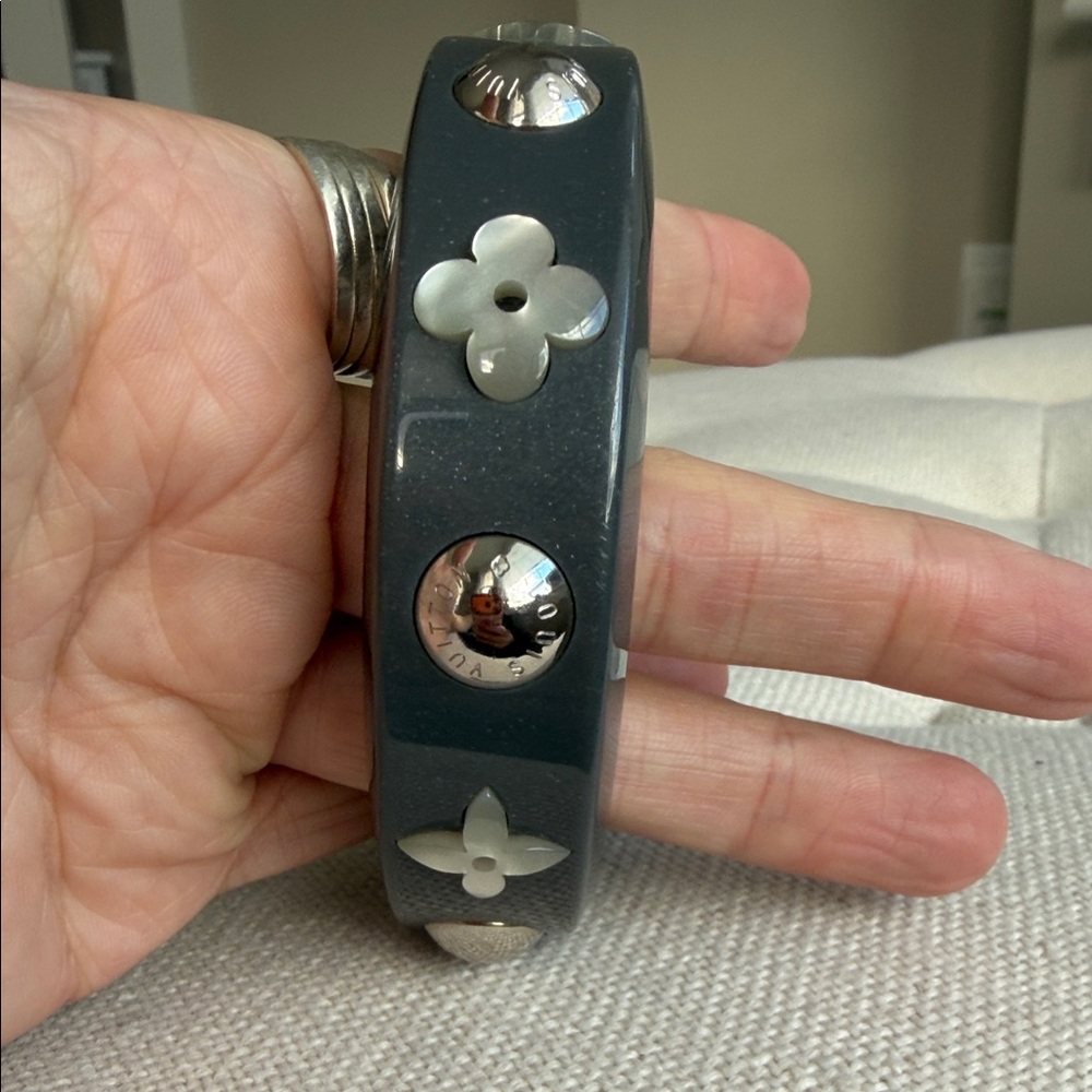 LOUIS VUITTON Pearl flower bangel Bracelet - Picture 5 of 9